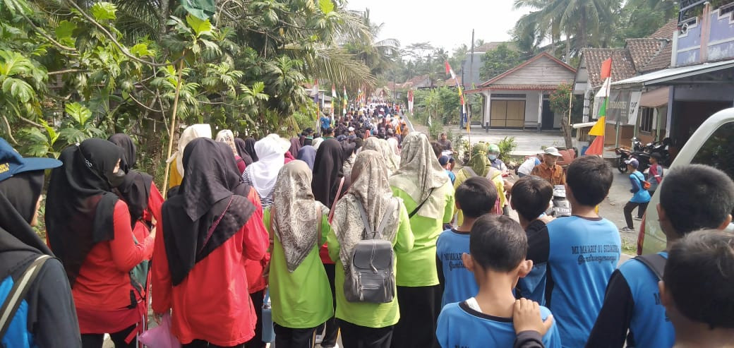Warga KKB Bhakti Ibu ikut memeriahkan hari santri nasional , jalan sehat