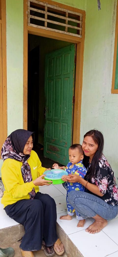 Penyeragan makanan oleh kader posyandu