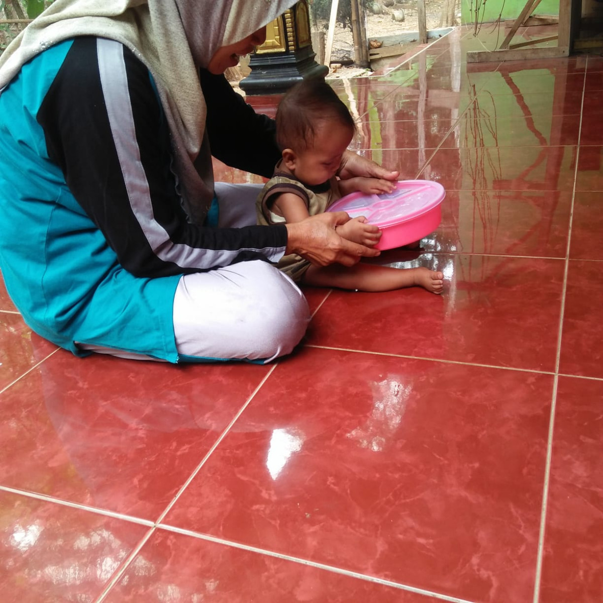 Penyeragan makanan oleh kader posyandu