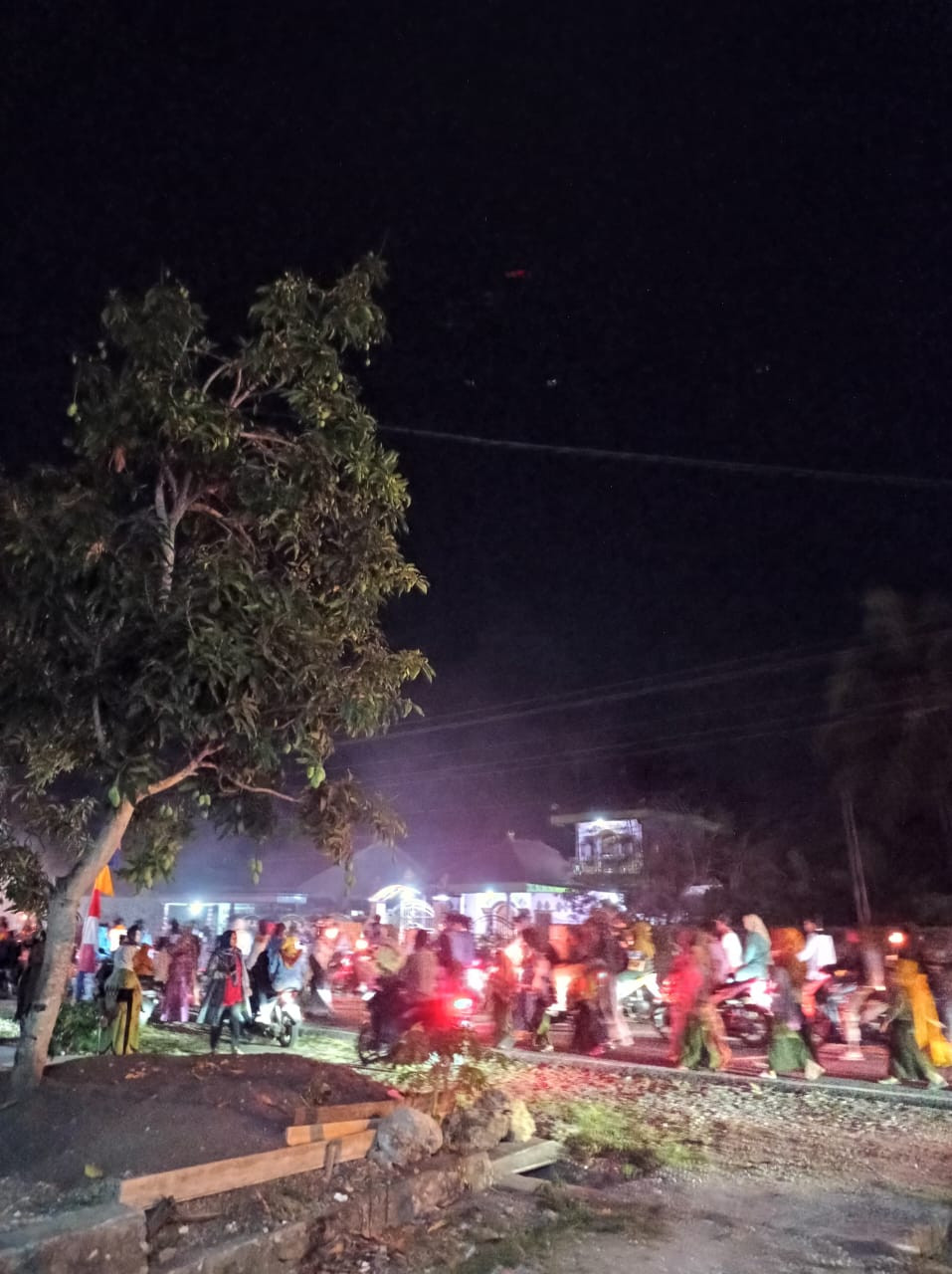 Warga KKB Bhakti Ibu mengikuti pawai obor hari santri