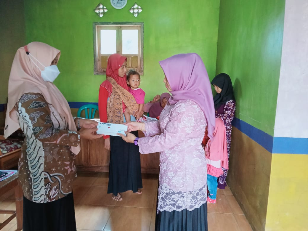 pemberian obat cacing dari PKM ke posyandu cempaka