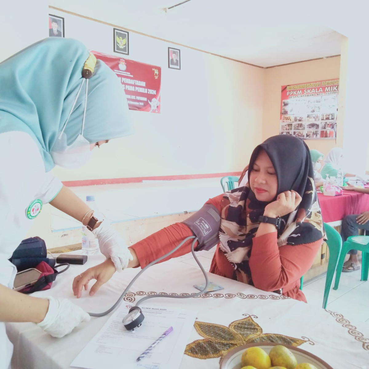 warga kkb desa cinyawang cek kolesterol dan asam urat