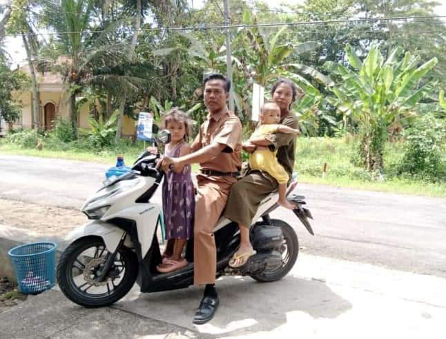 emput bola dalam rangka launching pin polio posyanduan kantil Desa Cinyawang
