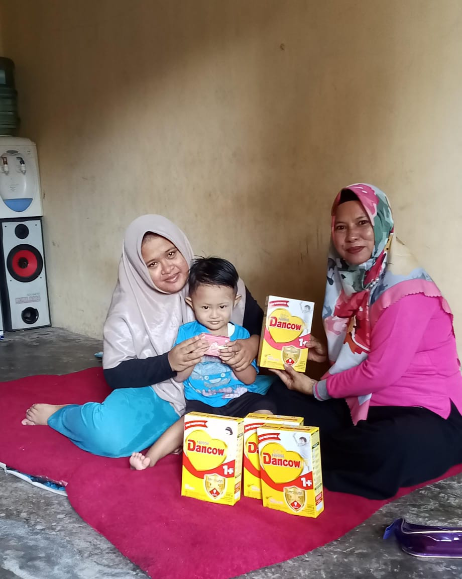 pembagian susu Dancow dan serbuk vitamin baby cempaka 