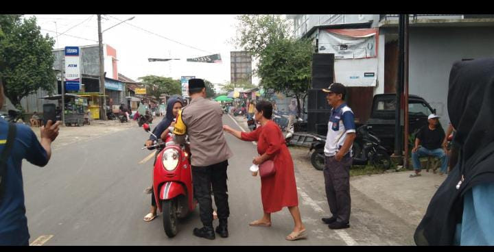 Bagi takjil karang taruna cahaya remaja cinyawang