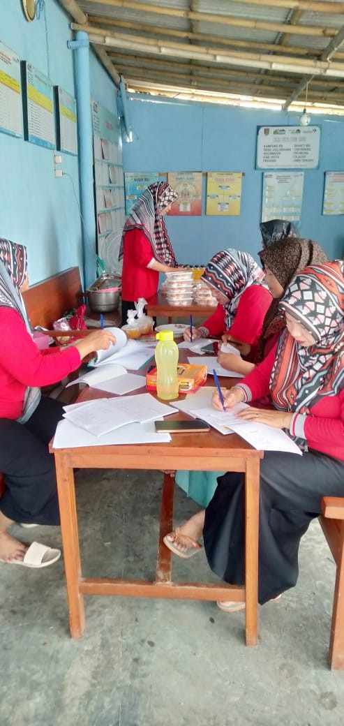 Pengisian buku administrasi PMT desa cinyawang