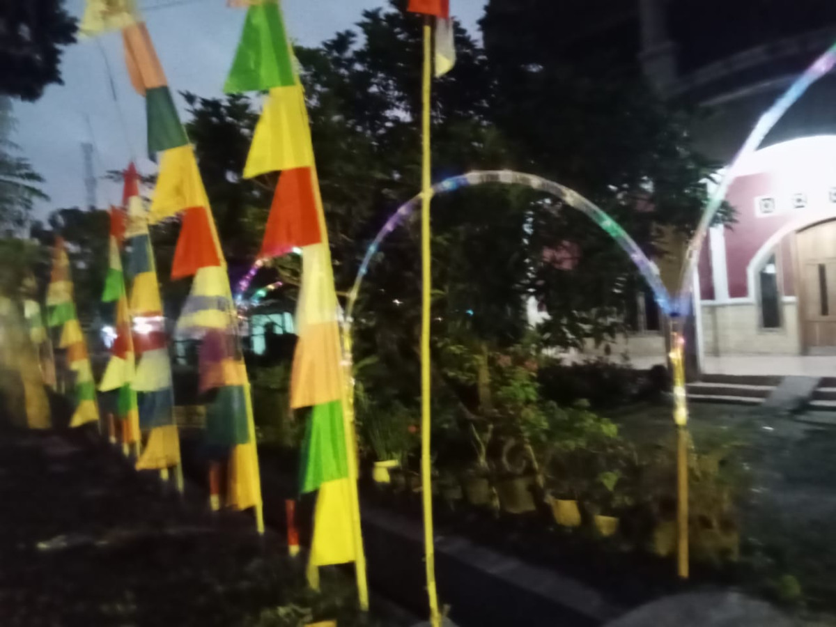 Pemasangan lampu hias dan umbul umbul