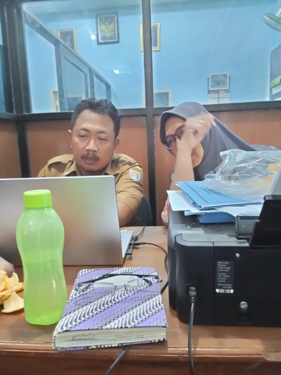 pengecekan data peta digital oleh petugas pemetaan warga kkb cinyawang
