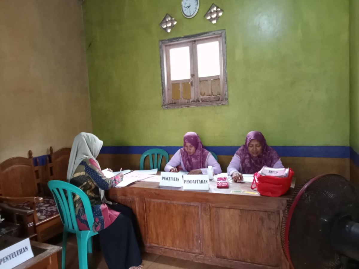 pengecekan buku administrasi posyandu oleh bidan desa cinyawang