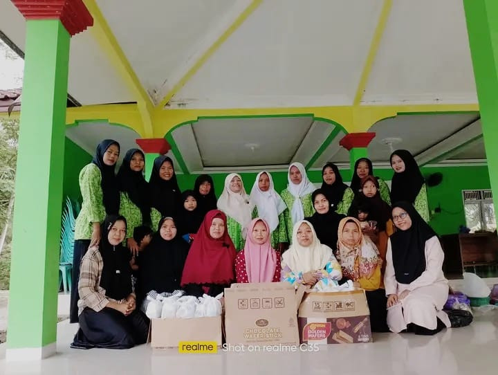 Berbagi Takjil Fatayat NU Kedungwadas