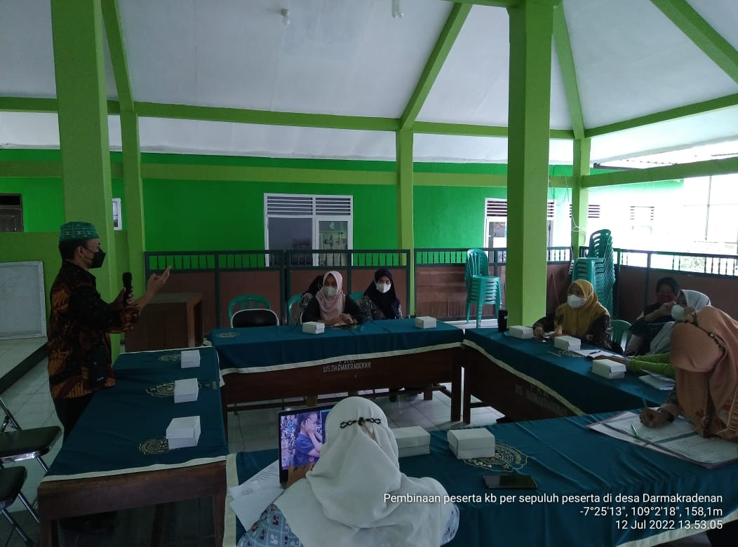 Pembinaan Peserta KB Per 10 Orang di Desa Darmakradenan