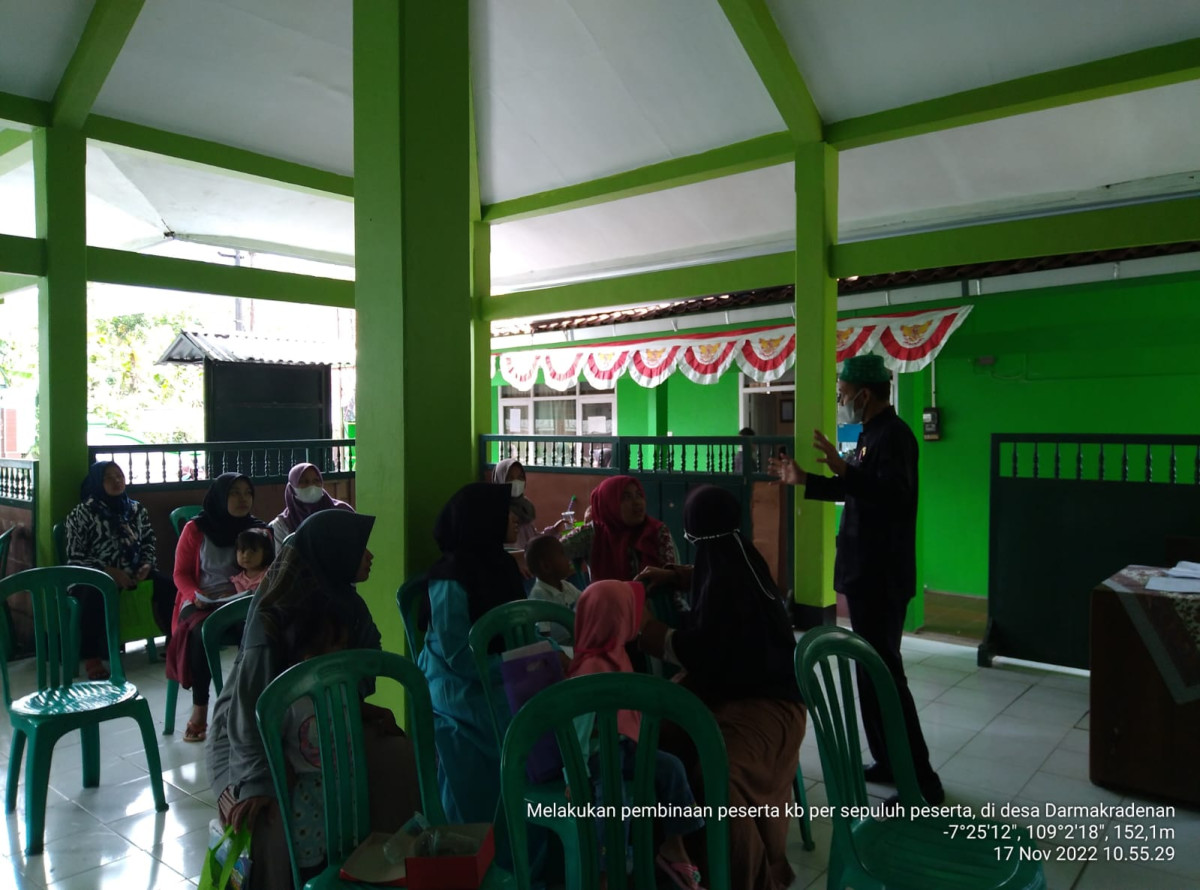 Pembinaan Peserta KB Per 10 Orang di Desa Darmakradenan
