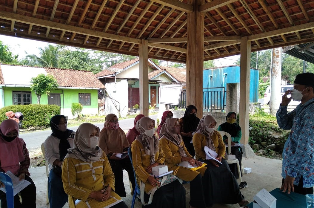 Pembinaan Peserta KB Per 10 Orang di Desa Darmakradenan