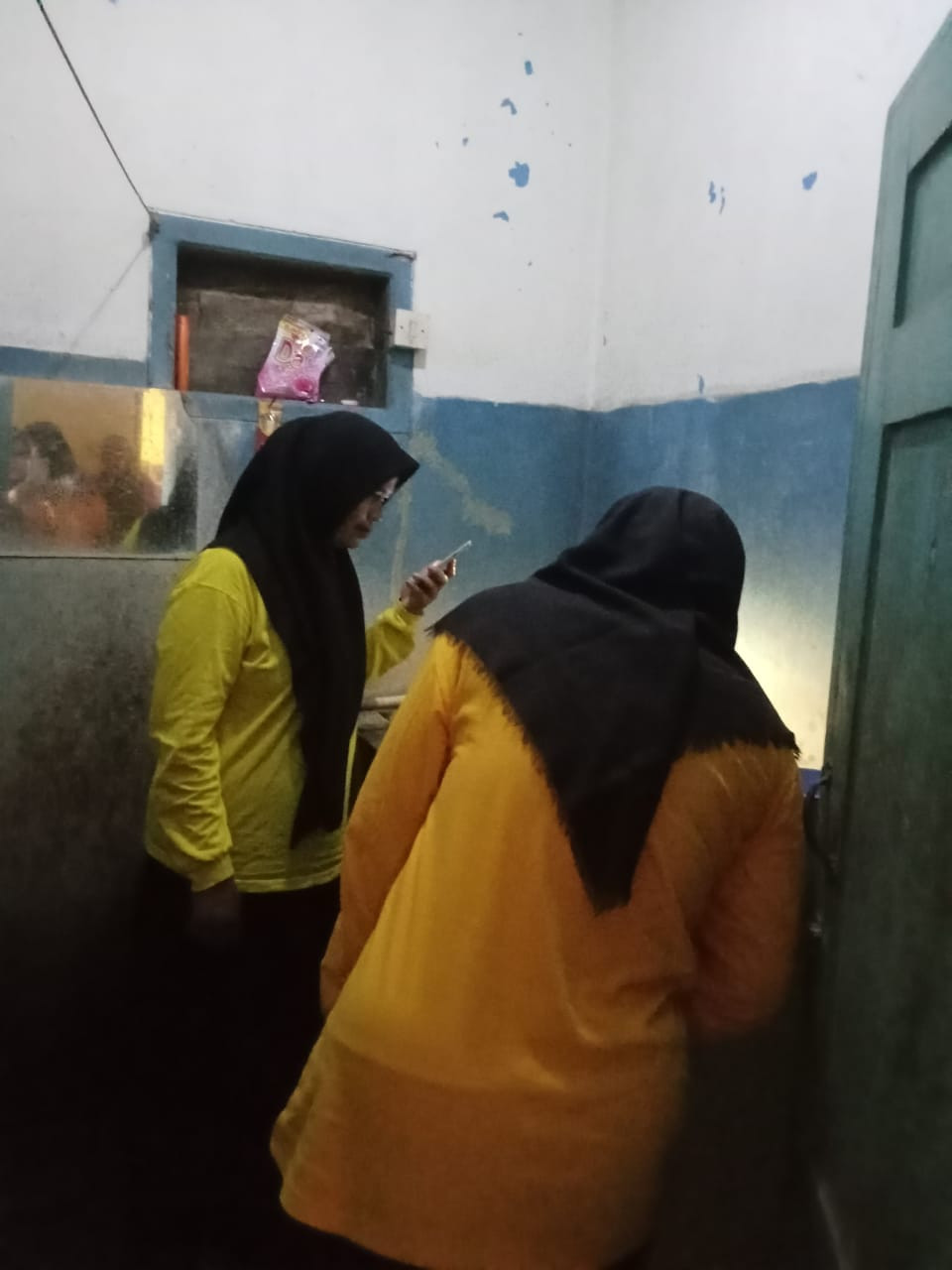 Memeriksa tempat penyimpanan air