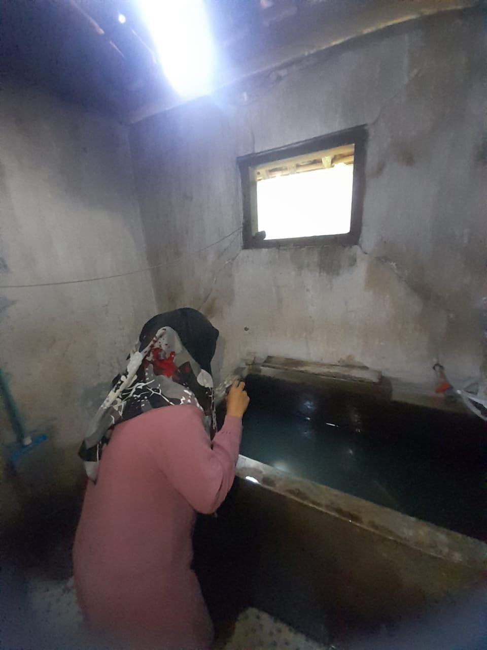 Memeriksa jentik di bak mandi