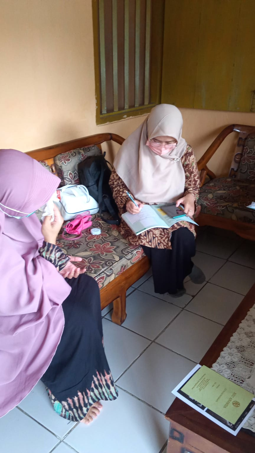 Pencatatan Data kesehatan Ibu Hamil oleh bidan kelurahan