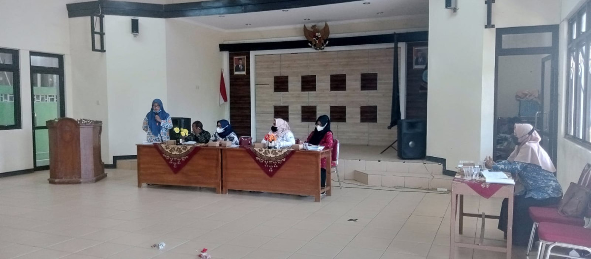 SKD Kedungwuluh sedang menyampaikan informasi tentang adanya pelayanan KB dalam rangka HARGANAS di bulan Juni 2023