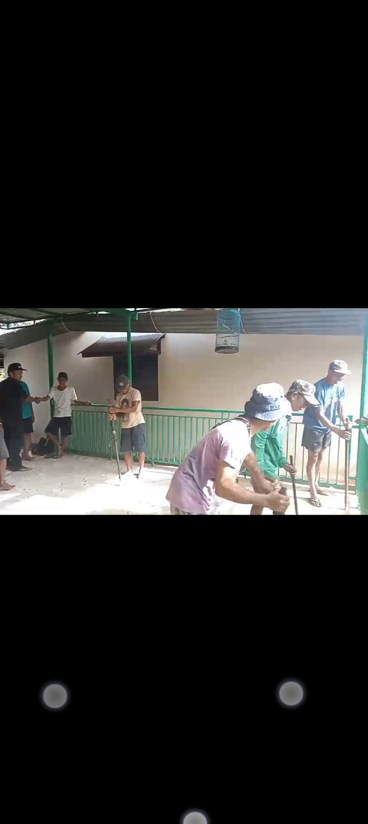 Pemasangan keramik di Musholla AR ROHMAH Arohman RT 02/RW. 01