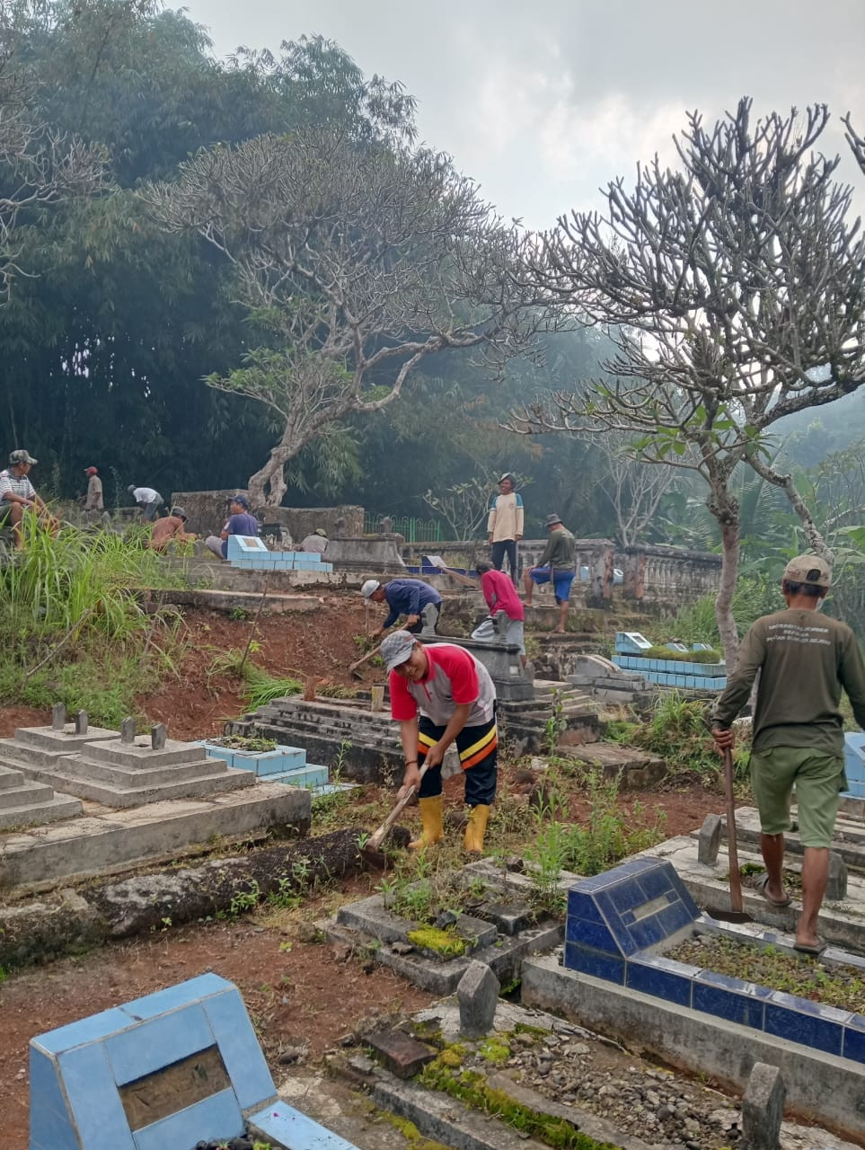 Gotong royong bersih makam