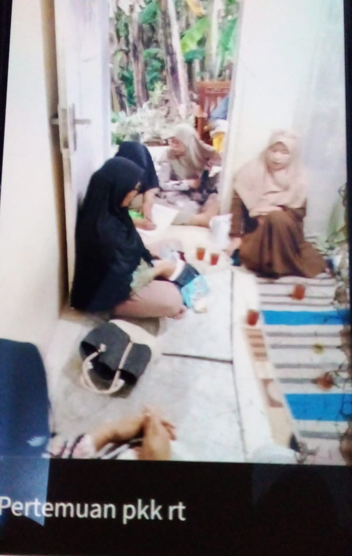Pertemuan pkk rt membahas jimpitan warga
