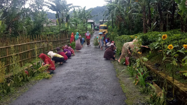 MINGGU BERSIH KAMPUNG KB