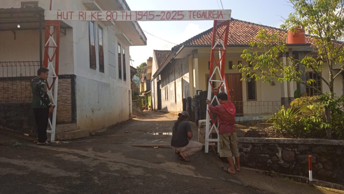 Pemasangan Gapura HUT RI