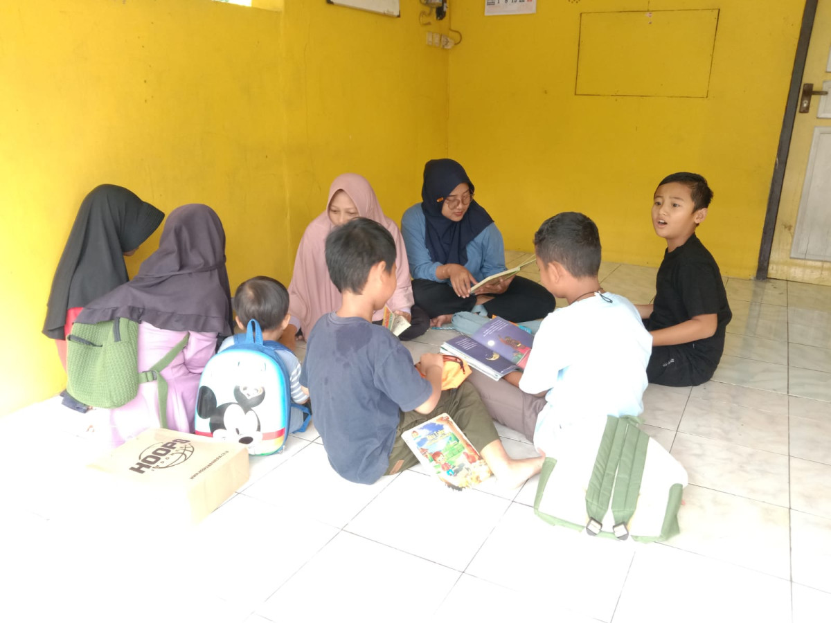 Kegiatan literasi yang digerakkan oleh Pokja 2 Perum Griya Praja Mukti
