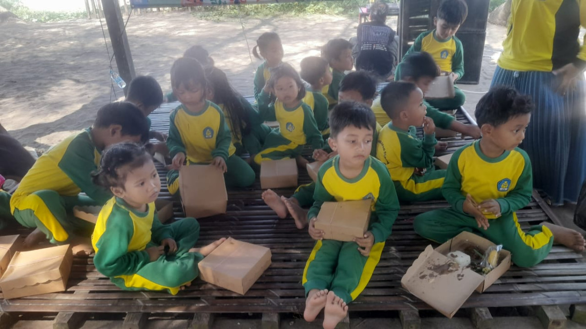 Pemberian Makanan Tambahan bagi anak didik Pos PAUD Harapan Bunda