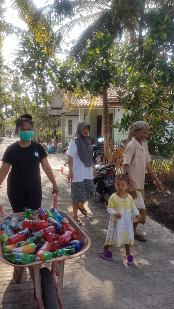 Pengangkutaan botol bekas oleh salah satu warga