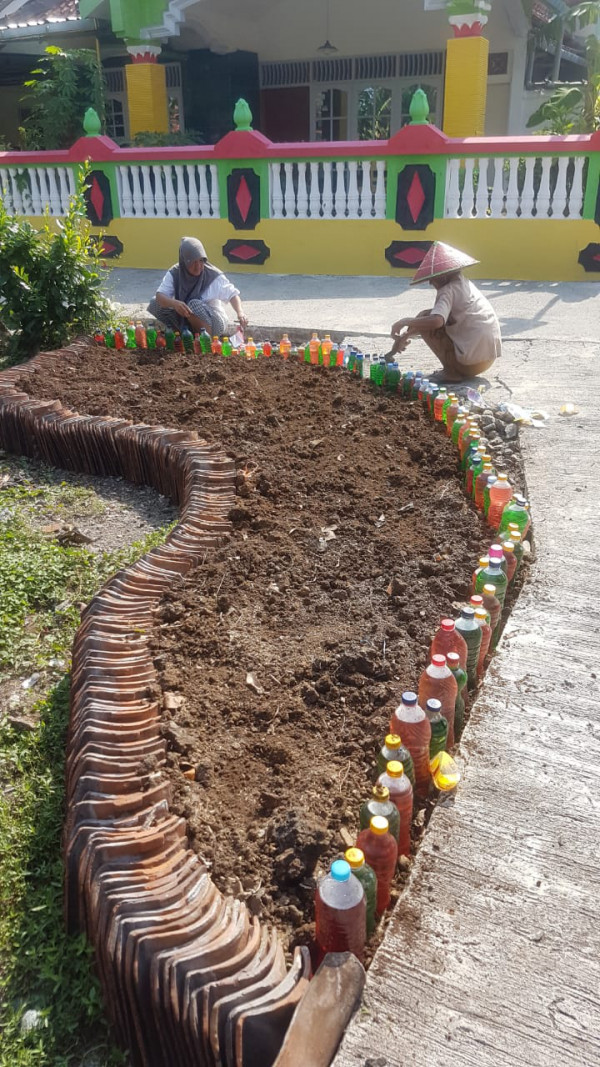 Tampak warga sedang menyiapkan lahan kosong yang akan ditanami