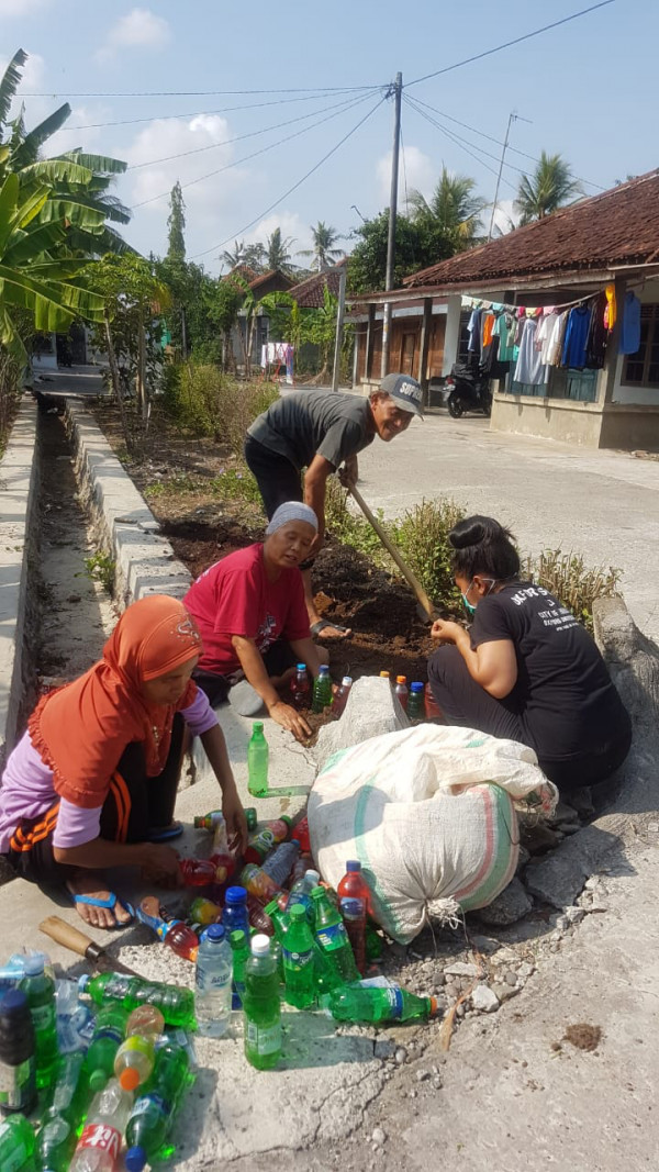 Warga antusias memilah dan memilih botol bekas yang dapat dipakai