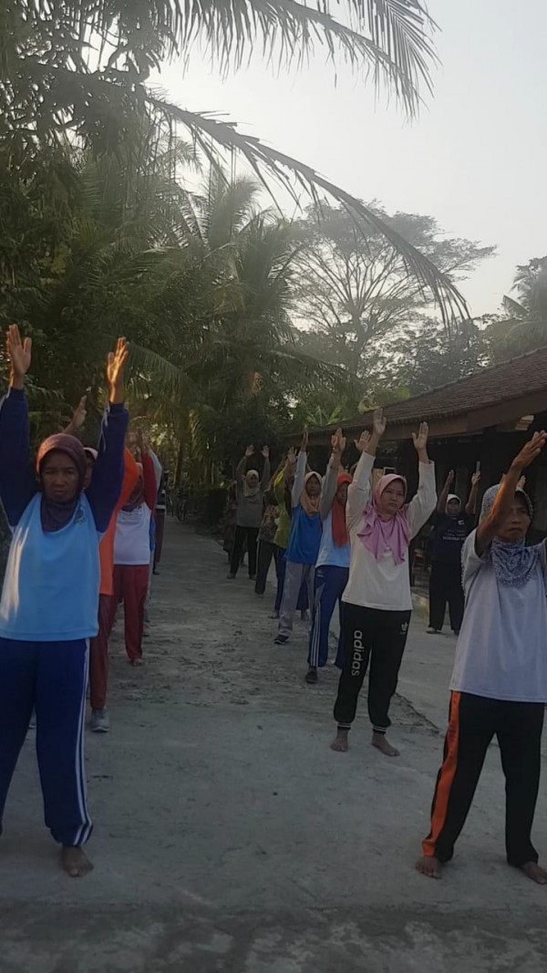 Gerakan senam lansia yang dipimpin Ibu Siti dan Ibu Titi