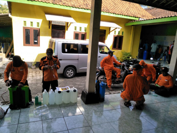 Bersama relawan dari partai PKS melakukan persiapan disinfektan