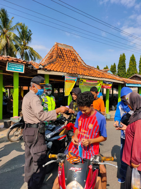 LINDUNGI PASAR "DEMPLO" DENGAN MASKER