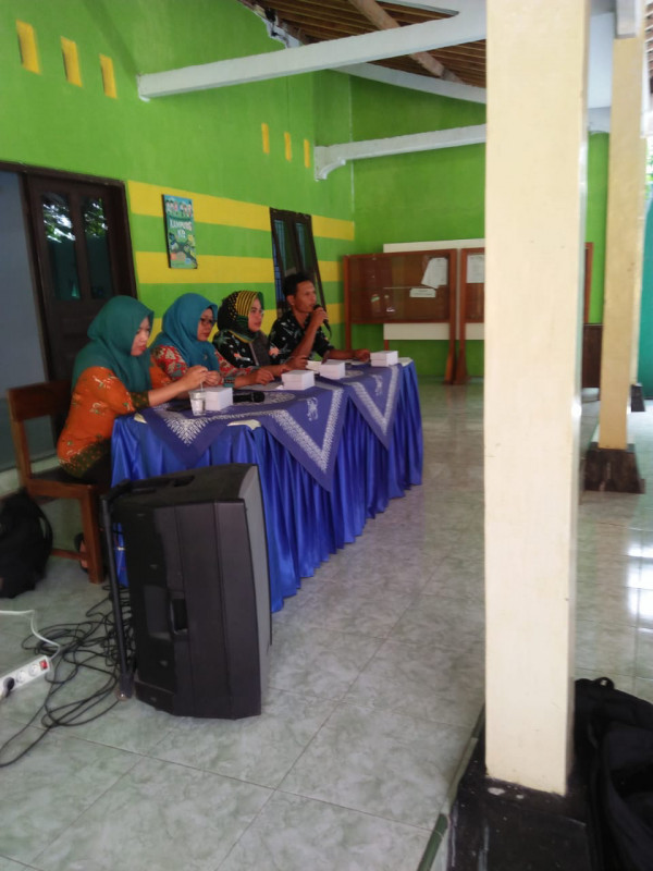 Ketua Kampung KB memberikan sambutan