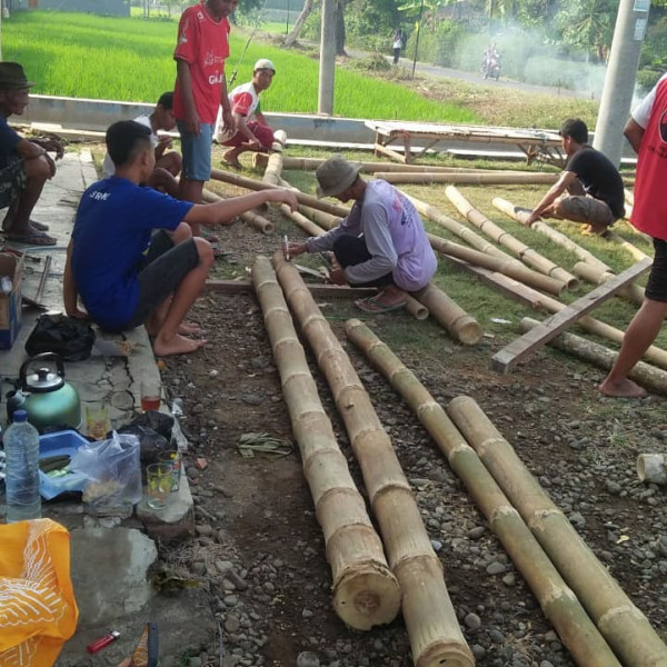 tahap persiapan warga mengukur bambu yang akan digunakan