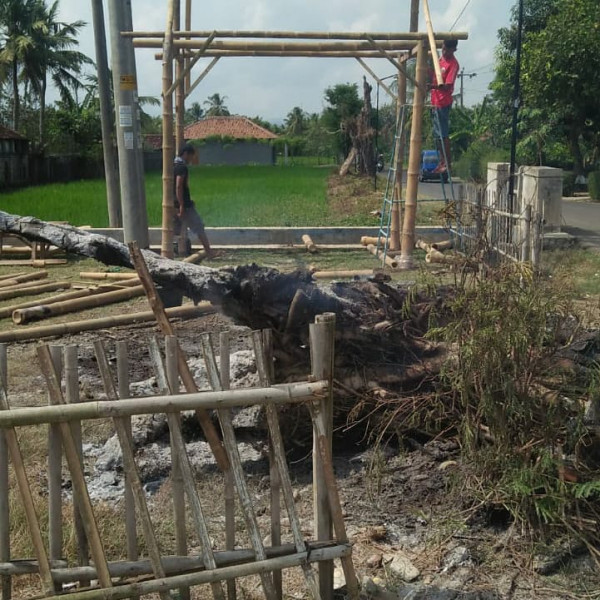 Gotong Royong Warga Demplo Dirikan Poskamling