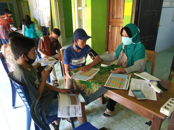 Cek tensi oleh salah satu kader posbindu