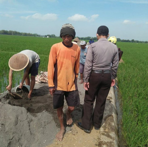 Pembuatan jalan di pantau oleh babinkamtimas