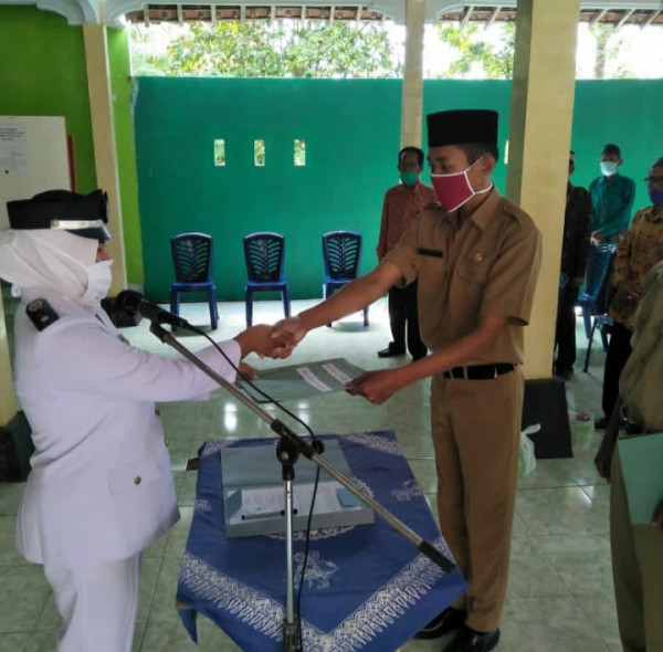 Penyerahan SK langsung dari Kepala Desa Triwarno