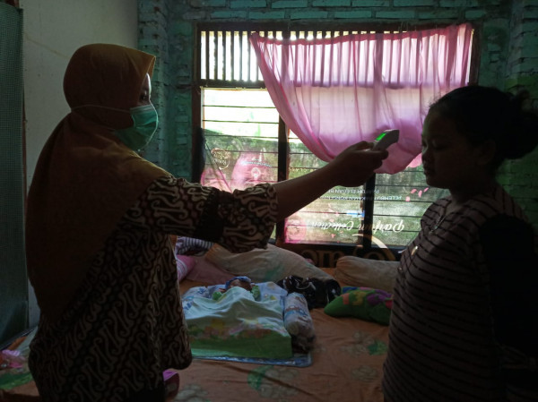 pengecekan suhu menggunakan termogun