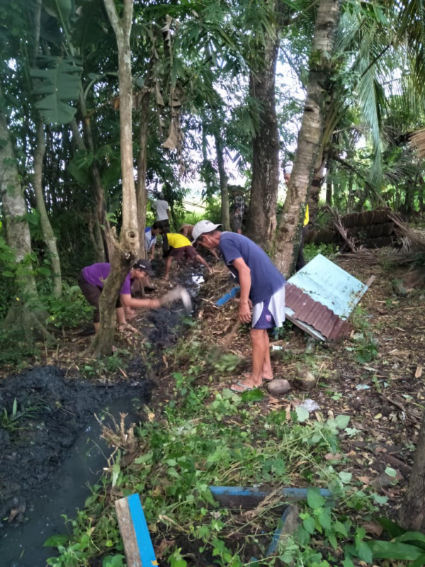 Kerja Bakti Bersihkan Halaman Masjid Baru An Nur Banden