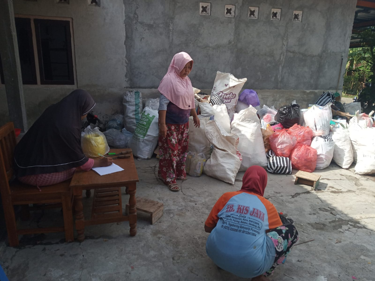 Pencatatan dan pelaporan berat dari sampah masing-masing KK