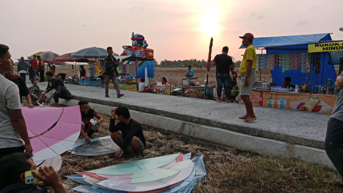 DALAM RANGKA MEMPERINGATI HARI PAHLAWAN KAMPUNG KB LESTARI MENGADAKAN LOMBA LAYANG-LAYANG
