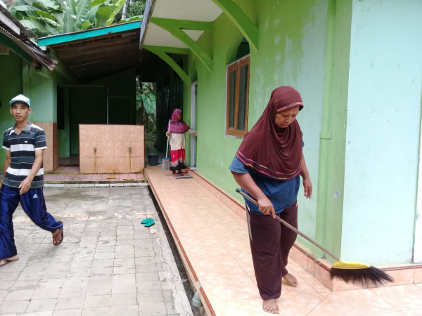 Kerja bakti di masjid desa wonorejokulon