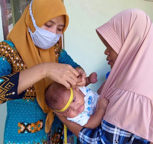 Pengukuran lingkar kepala pada balita