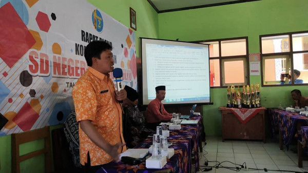 Evaluasi kegiatan dan program sekolah oleh pengawas