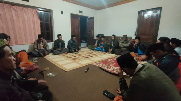 Kepala Desa dan Linmas Rembug Keamanan Desa Menjelang Bulan Puasa