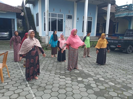 Meningkatkan Kesehatan Masyarakat Lansia melalui Bina Keluarga Lansia