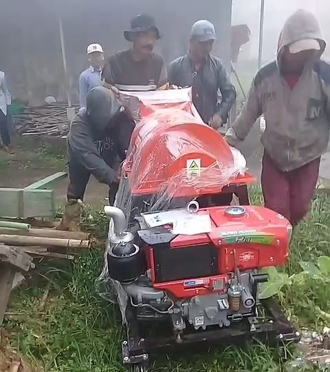 Bantuan Alat Pengolah Pupuk Organik untuk Kelompok Tani